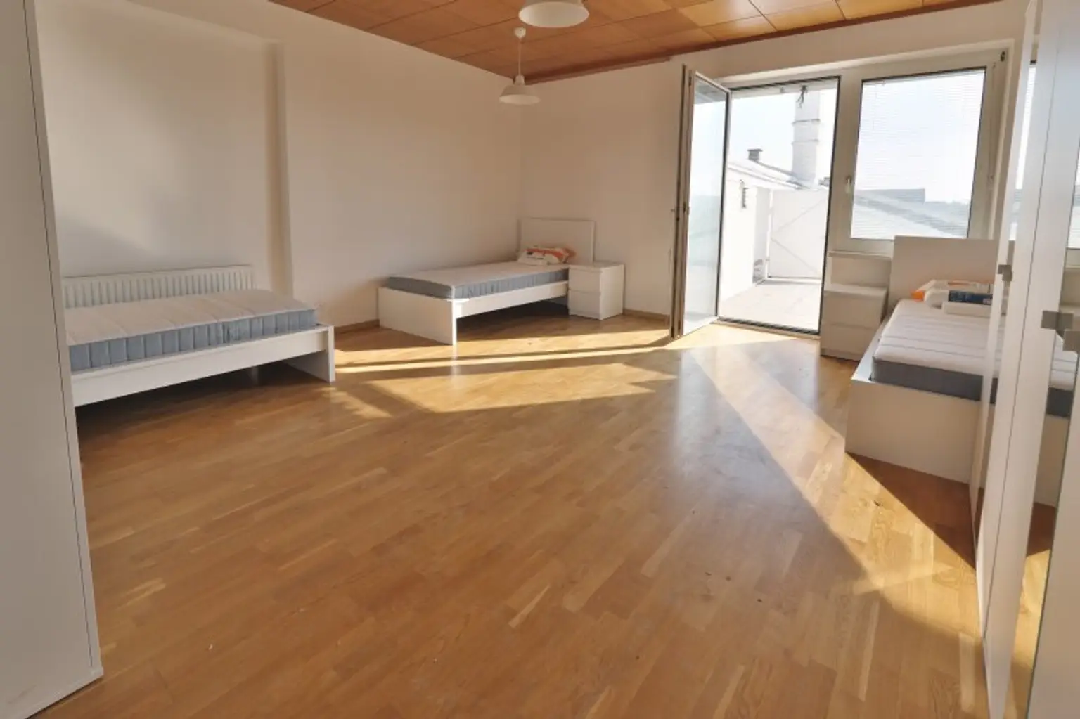 145 m² möblierte 5-Zimmer-Dachterrassenwohnung mit Untervermietrecht bzw. als WG / Arbeiterquartier