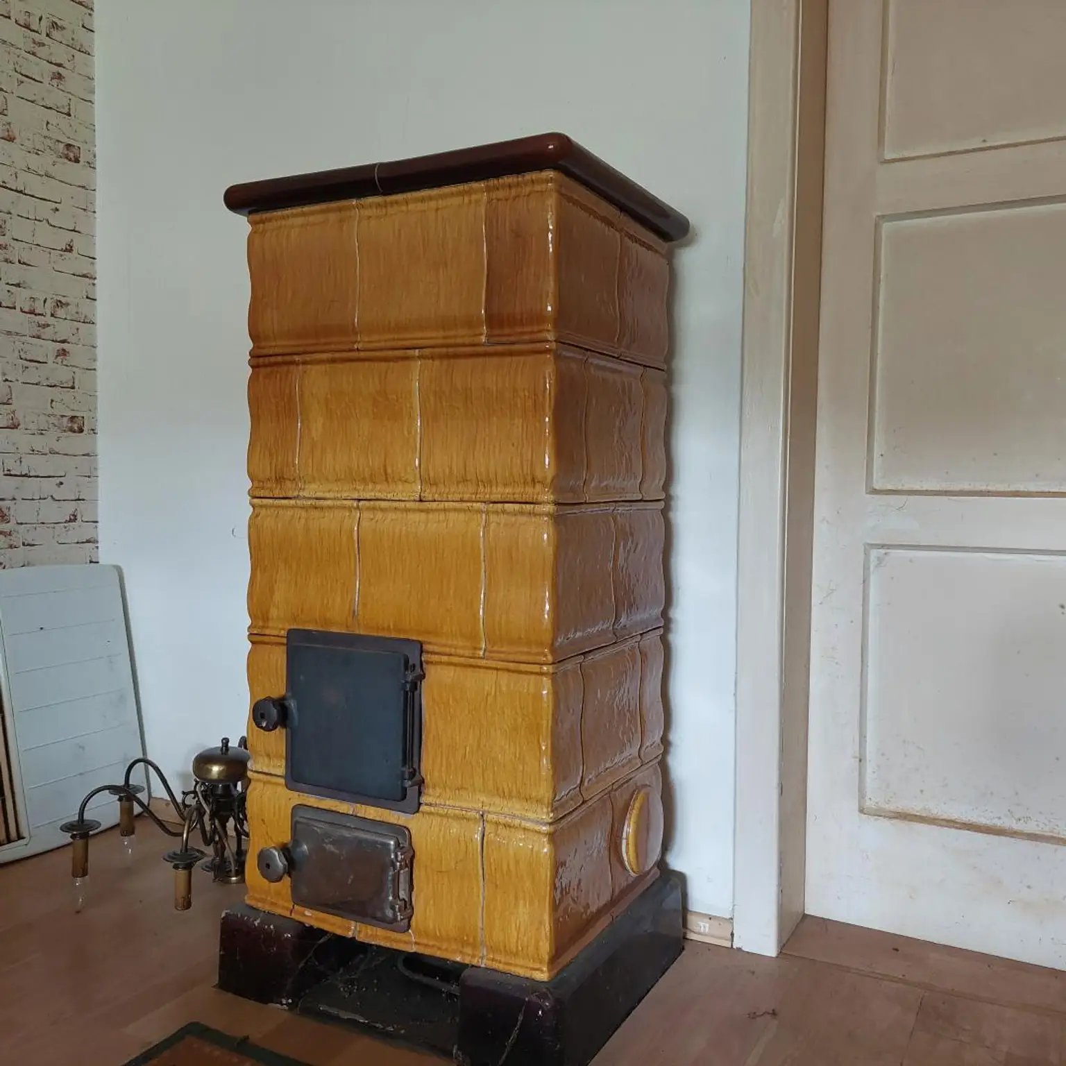 Mehrparteienhaus mit zwei Geschäftslokalen