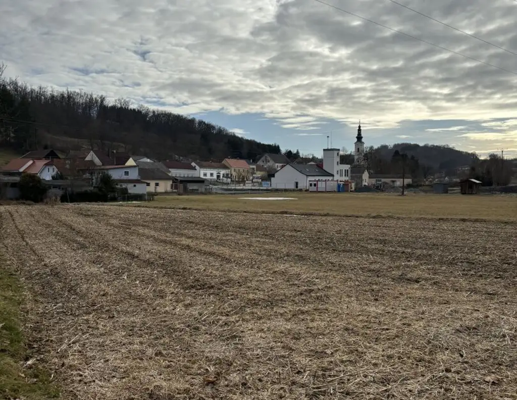 Sonniger Baugrund mit angrenzender Freifläche in ruhiger Lage