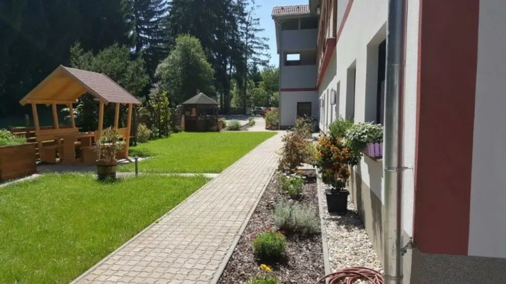 *** UNBEFRISTET *** KFZ STELLPLATZ *** GEMEINSCHAFTSGARTEN ***