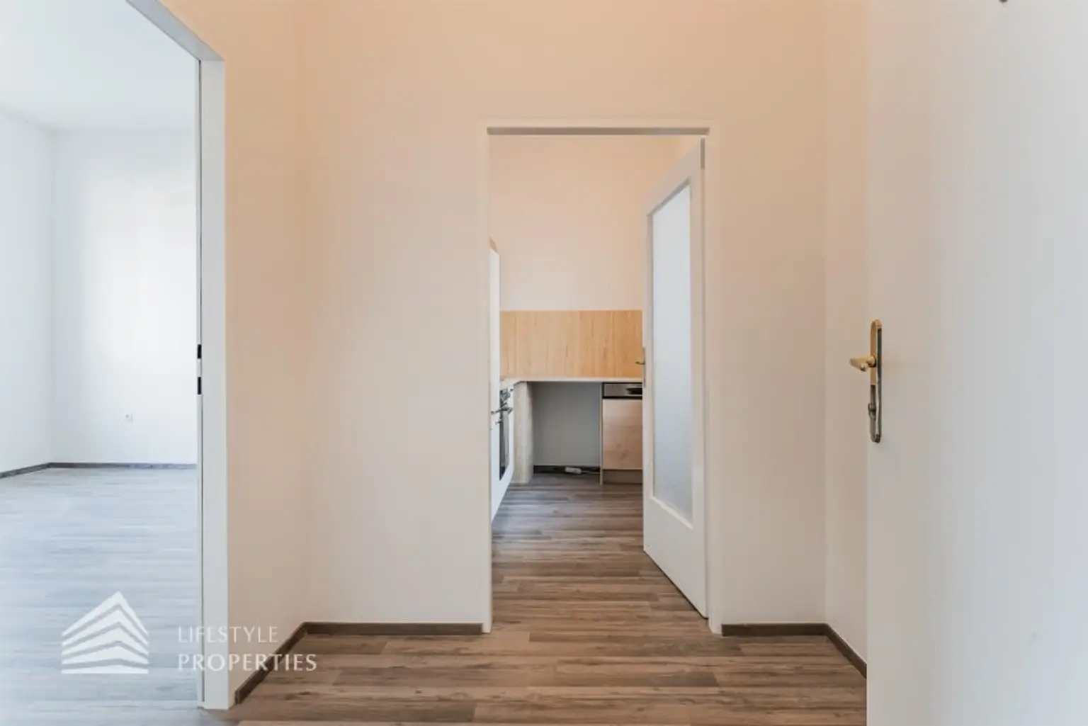Helle 1-Zimmer Wohnung mit Terrasse in Krems an der Donau, Nähe Göglhaus