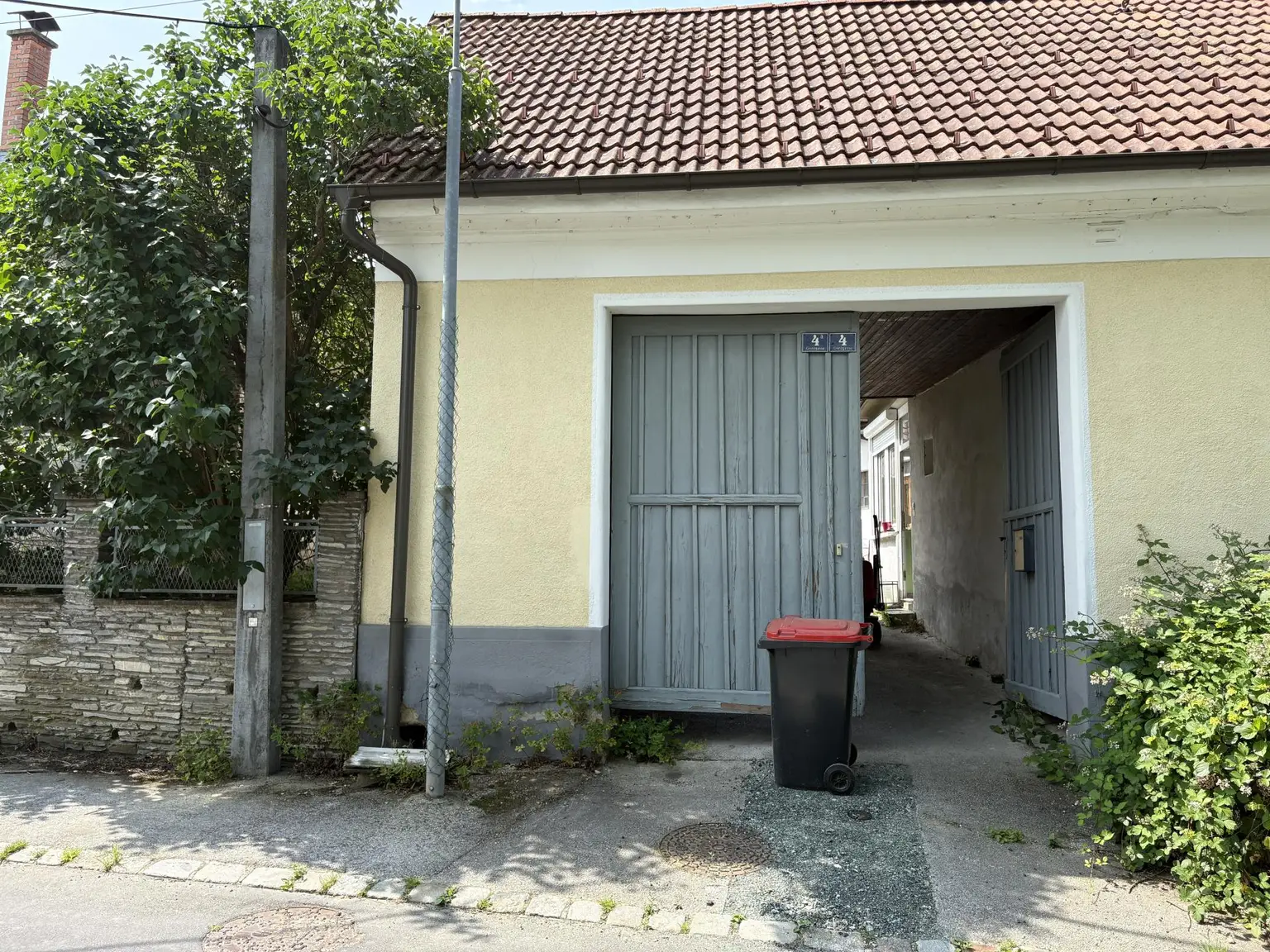 2 Einfamilienhäuser mit Nebengebäuden auf großem Grund!