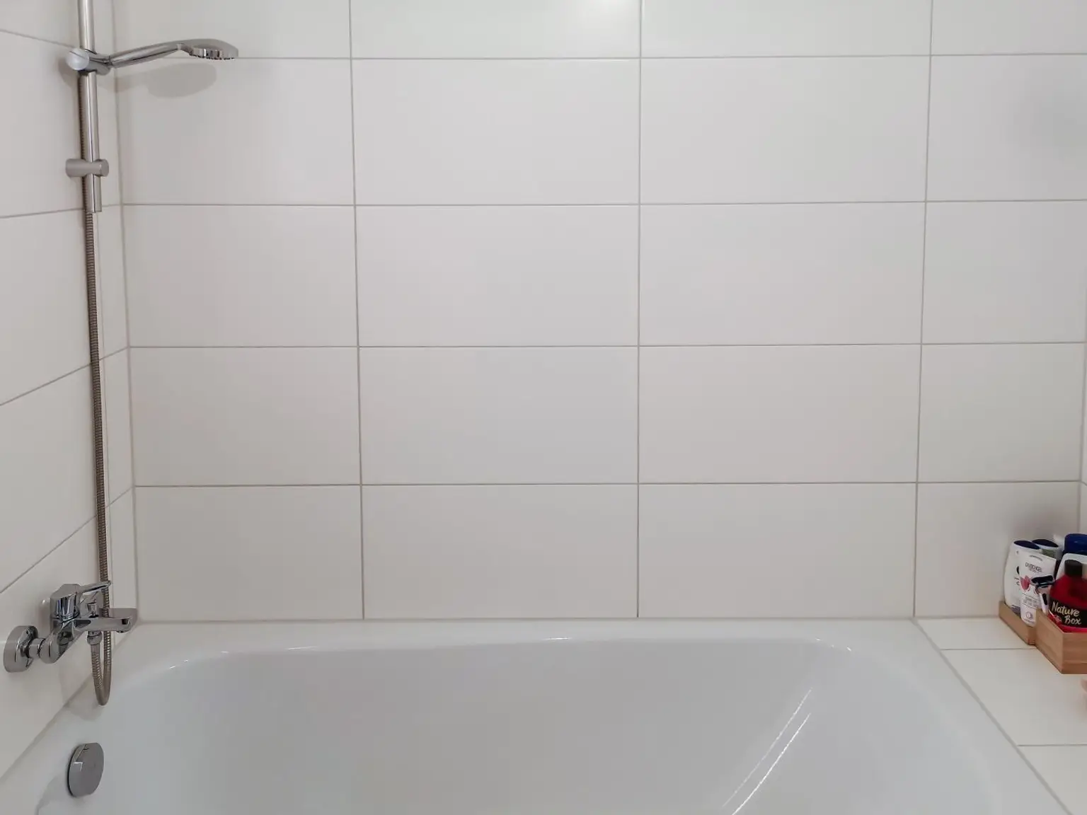 Badewanne mit Abstellmöglichkeiten