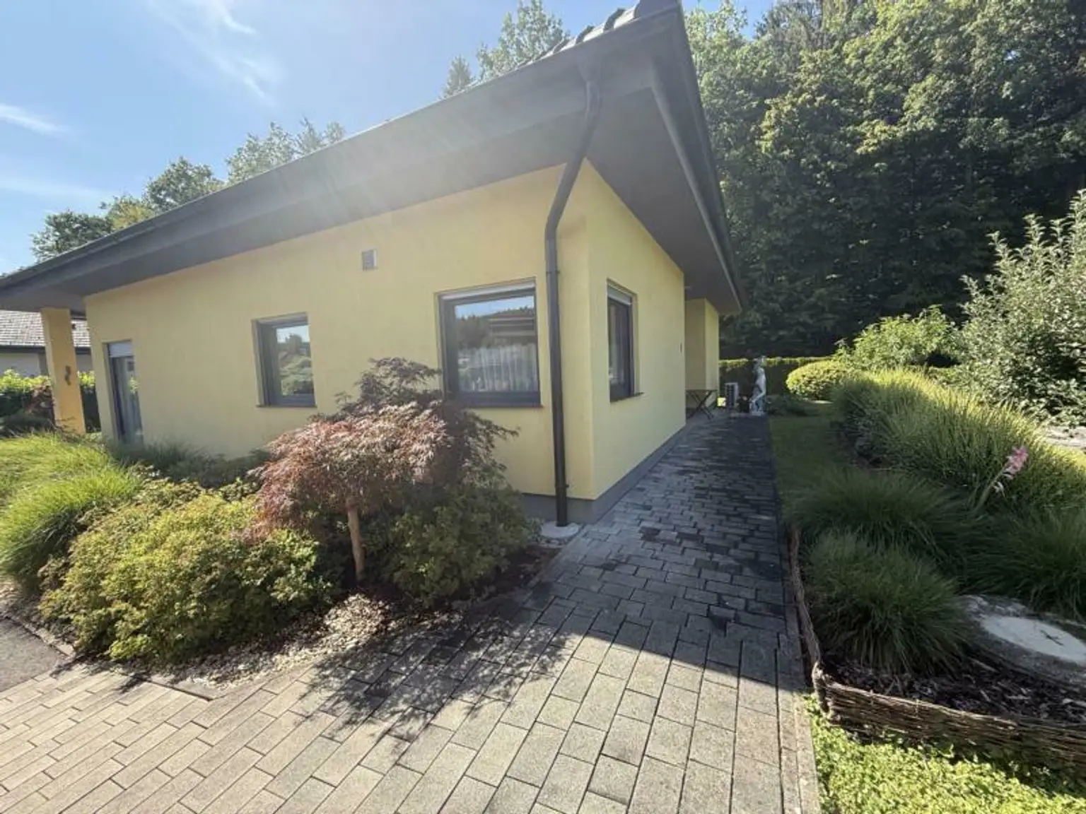 *** Eleganter und stilvoller Bungalow in begehrter Siedlungslage *** unmittelbare Nähe zur Stadt Feldbach ***