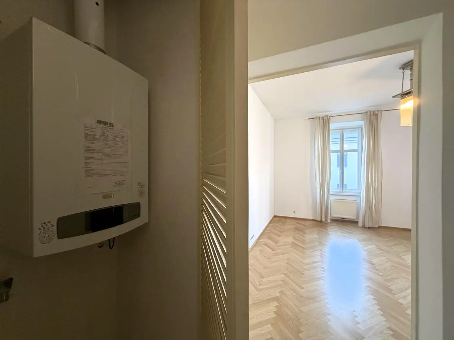 Abstell, Therme und Zugang Wohnzimmer