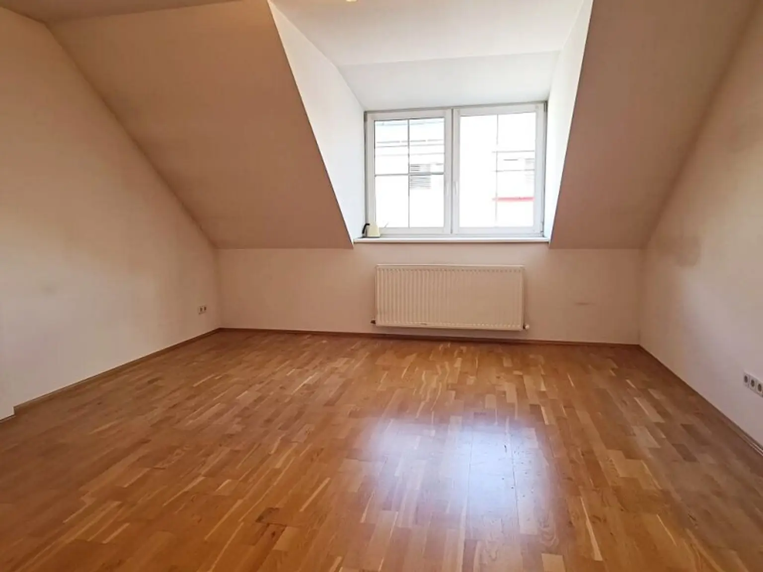 NASCHMARKT-NÄHE, 62 m2 Dachgeschoß, 2 Zimmer, Küche, Wannenbad, Parketten, U4-Nähe, Kettenbrückengasse