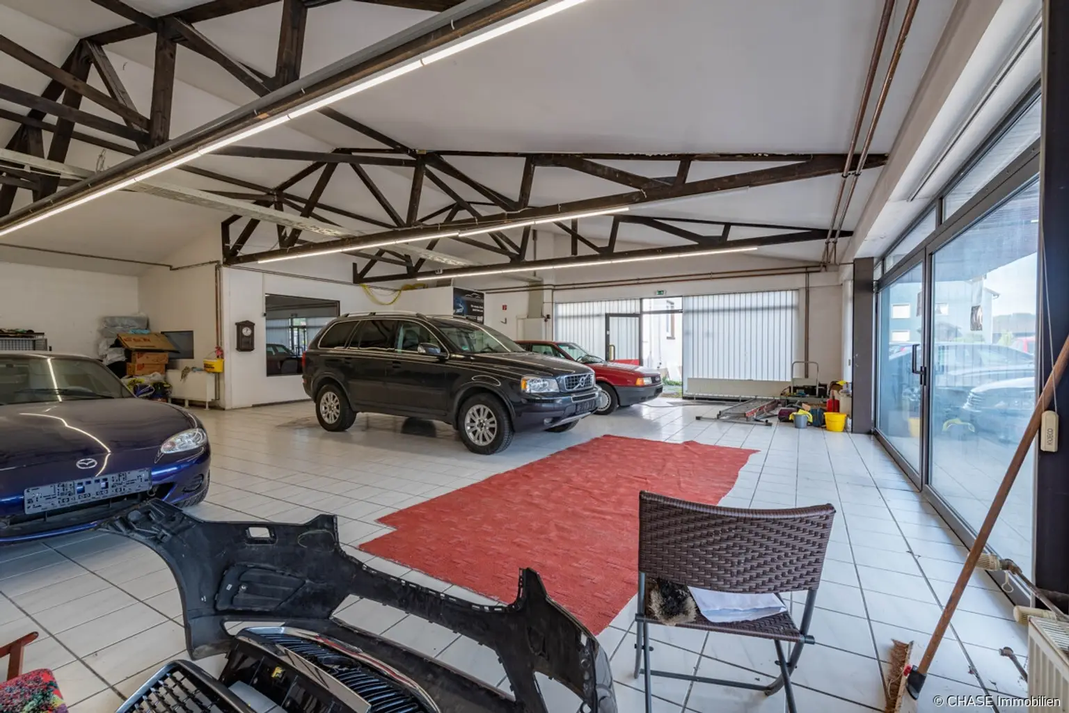 Autohaus Rechts - Ladenfläche Ansicht 2