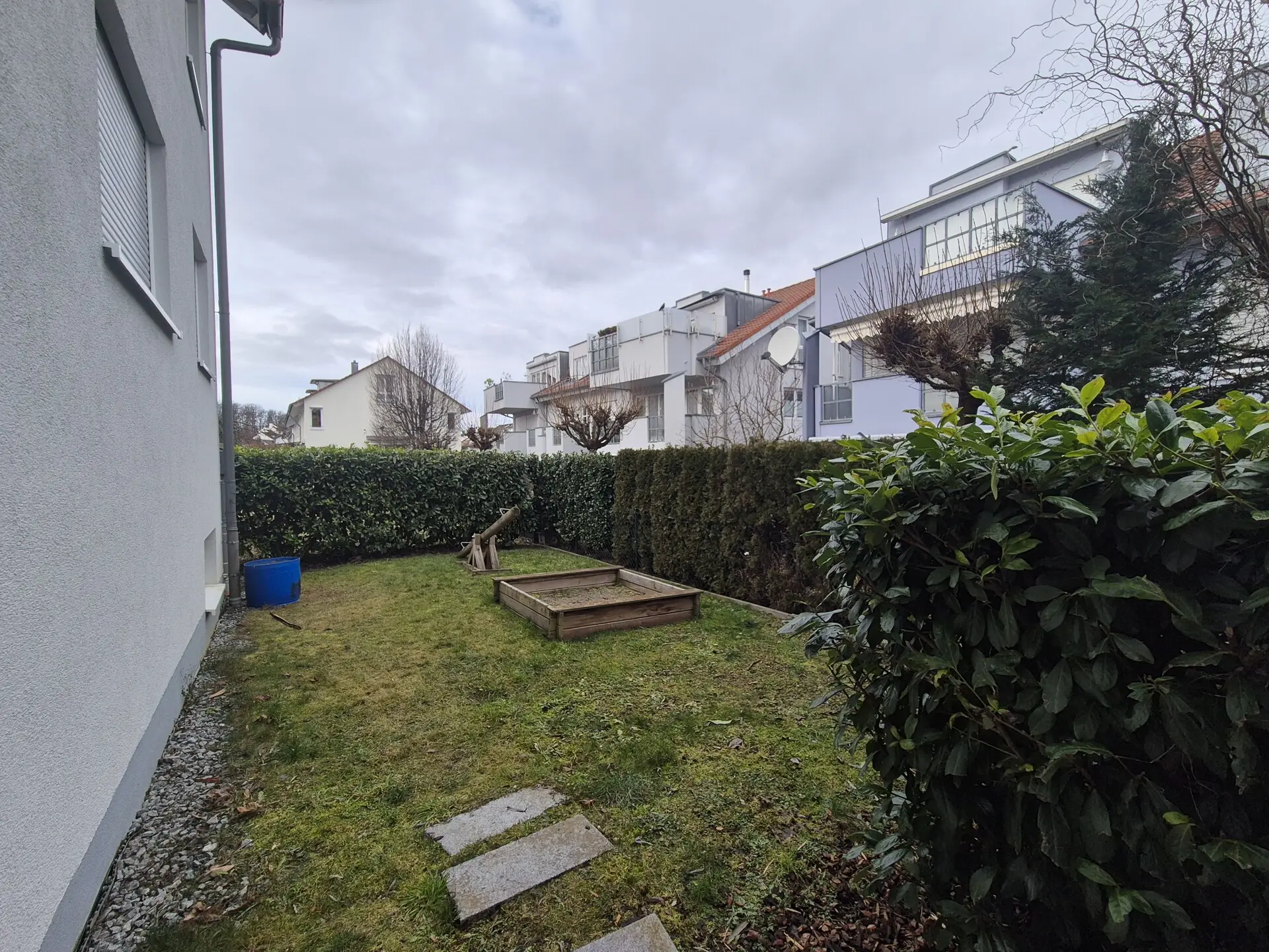 Hauseigener Spielplatz vor dem Haus