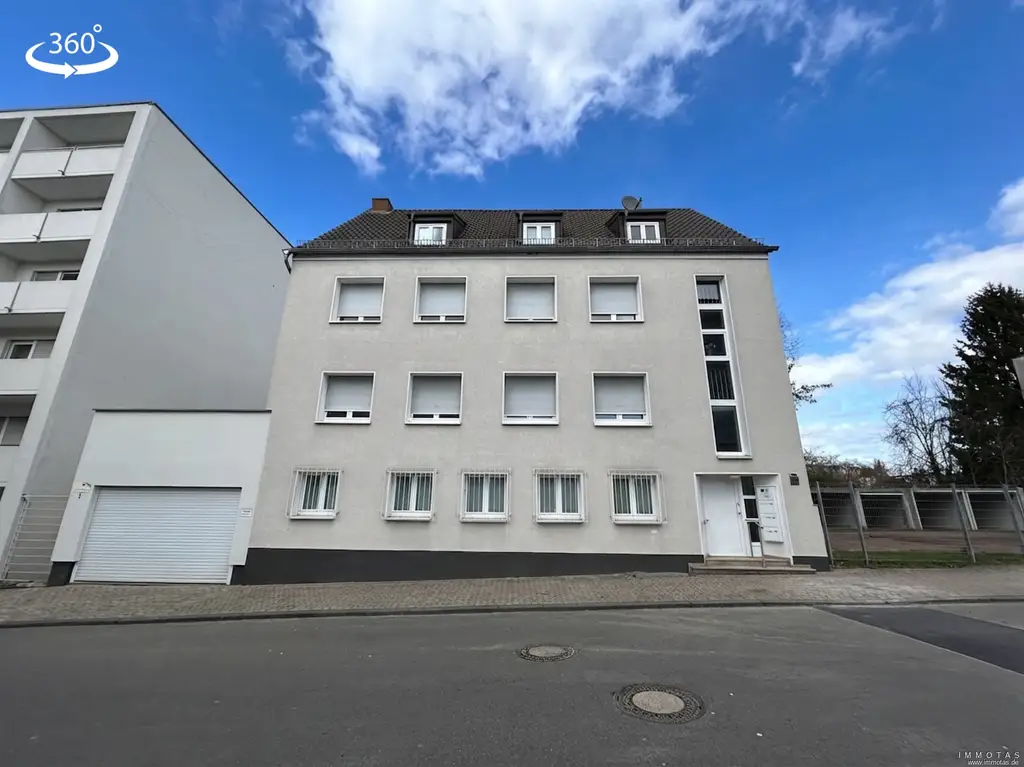 Modernisiertes Mehrfamilienhaus mit drei Wohneinheiten, Terrasse, Balkon & 5 Garagen