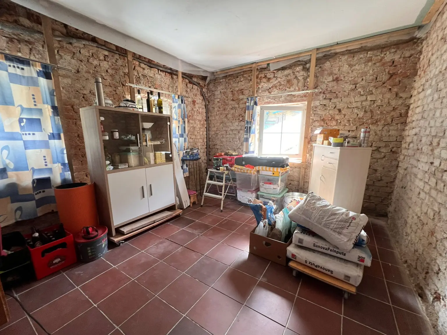 Sanierungsbedürftiges Wohnzimmer