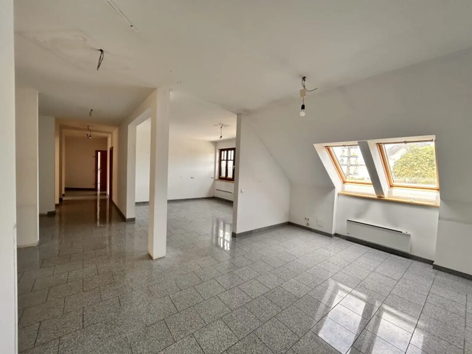 Geräumige Wohnung mit 7 Zimmern, Garten und 2 Stellplätzen bietet Platz zur Entfaltung