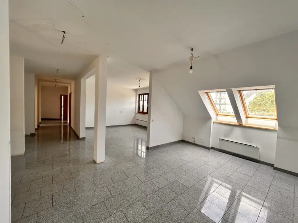 Geräumige Wohnung mit 7 Zimmern, Garten und 2 Stellplätzen bietet Platz zur Entfaltung
