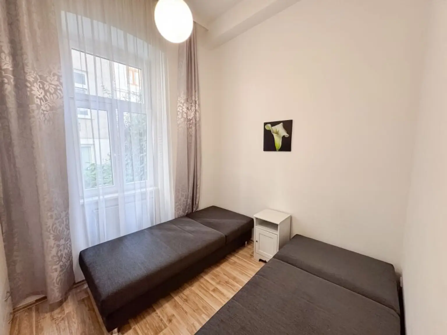 Büro / Ordination im Erdgeschoss mit Terrasse! 95,70 m2 Vier separate Räume mit 47 m2 Kellerfläche! Nähe Thaliastraße!