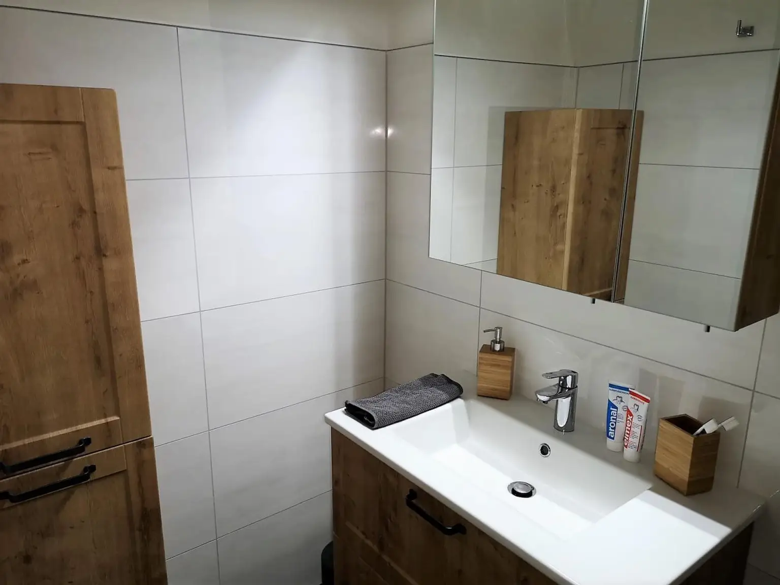 Moderne, hochwertig sanierte 3 Zimmer Wohnung mit verglaster Loggia, Keller und Garagenplatz