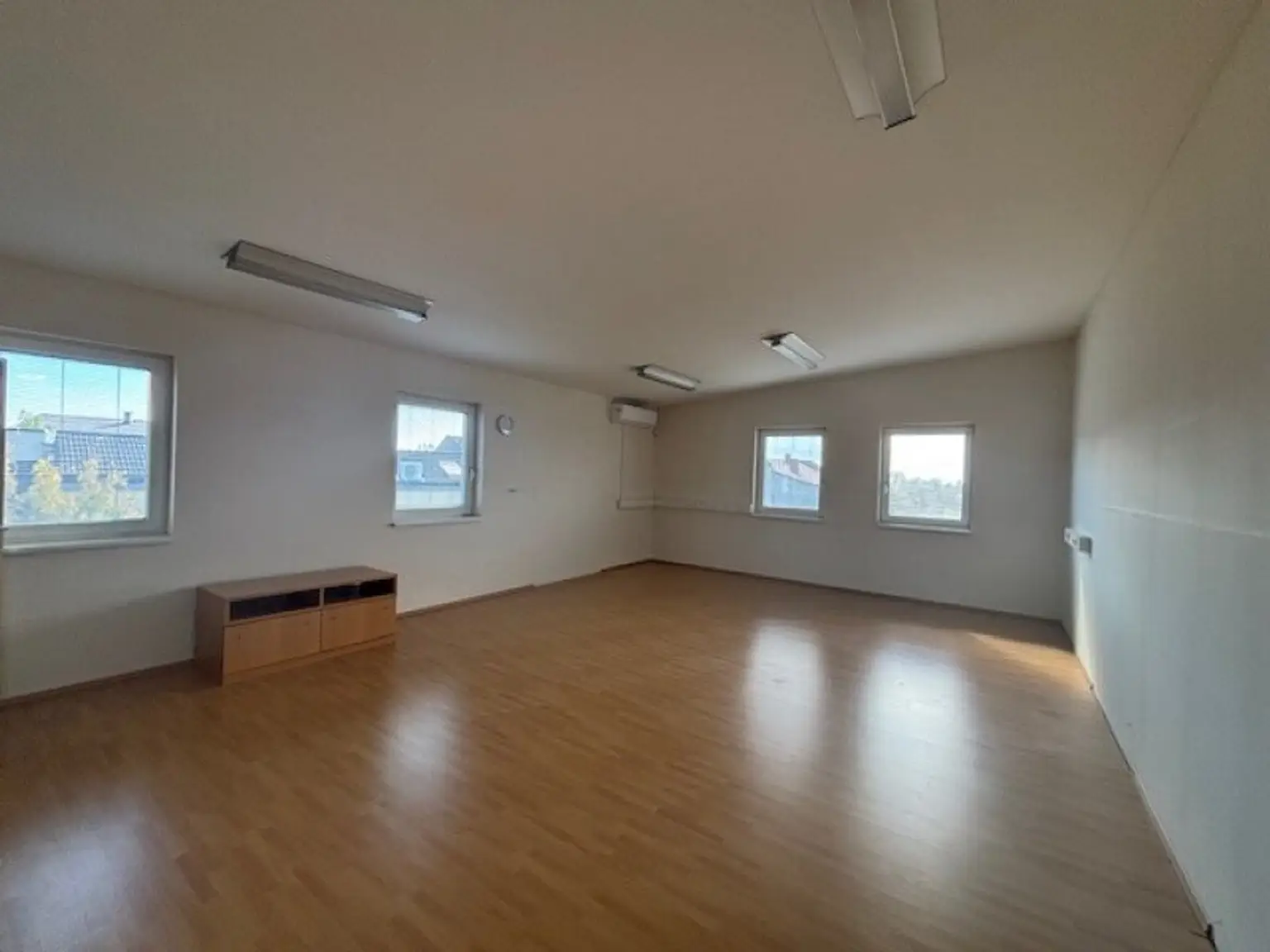 Neusiedl am See - modernes, großzügiges Bürogebäude mit Halle und Parkplatz
