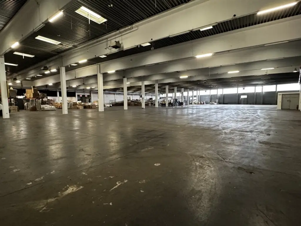 Moderne Halle mit 7 m Höhe und LKW-Zufahrt – ca. 4.445 m² im 21. Bezirk. Flexibel Nutzbar
