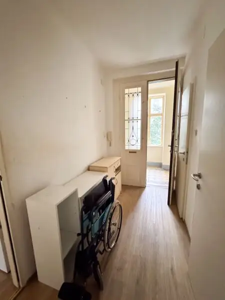 Renovierungsbedürftige Zwei-Zimmer-Wohnung im Erdgeschoss mit Garten, Nähe U3 Hütteldorfer Straße!