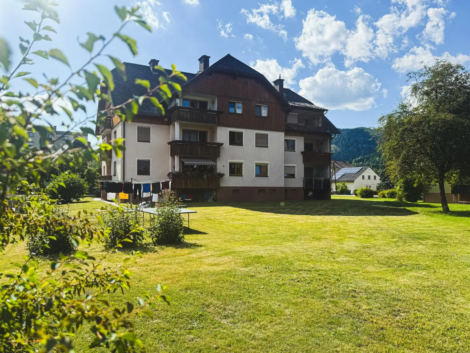*** Hochwertig möbliert & top saniert: Stilvolle 74m²-Wohnung mit Loggia in ruhiger Lage + Carport ***
