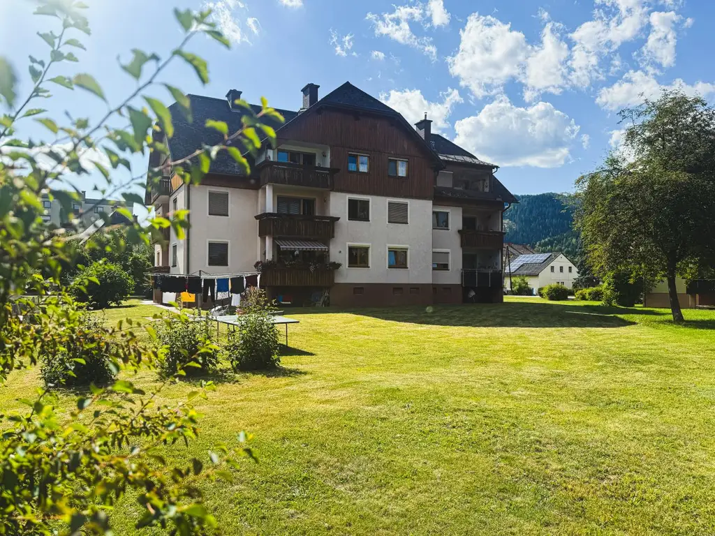 *** Hochwertig möbliert & top saniert: Stilvolle 74m²-Wohnung mit Loggia in ruhiger Lage + Carport ***
