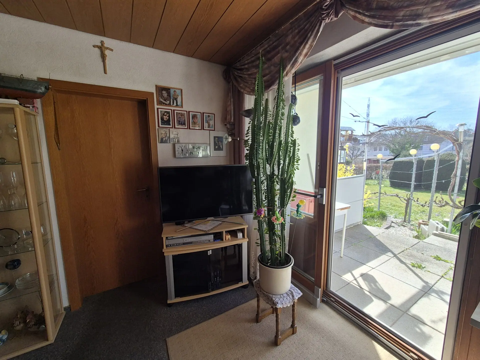 Wohnzimmer zur Terrasse hin