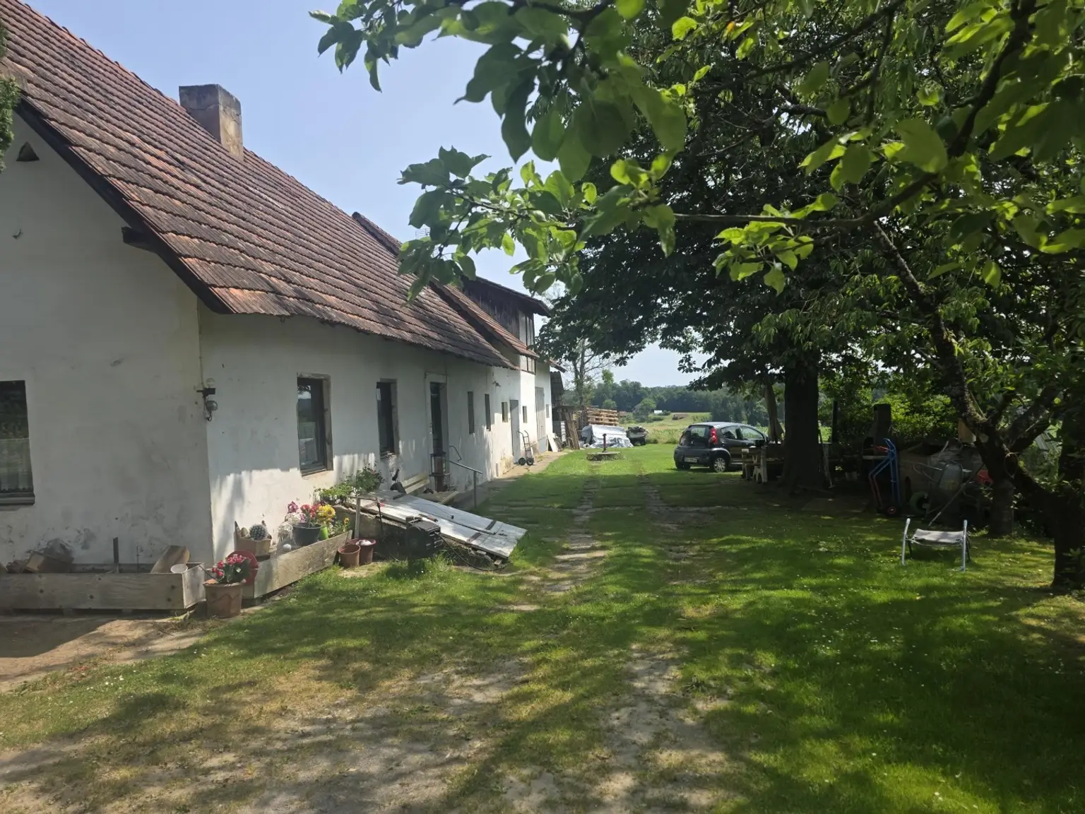 Bauernhaus (stark sanierungsbedürftig) mit viel Grund und kleinem Teich