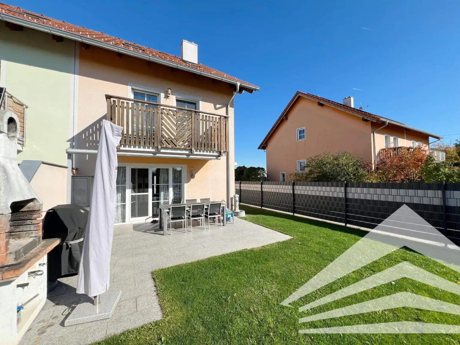 Großzügiges Eckreihenhaus mit Garten & Pool in toller Siedlungslage! 360° Rundgang online!