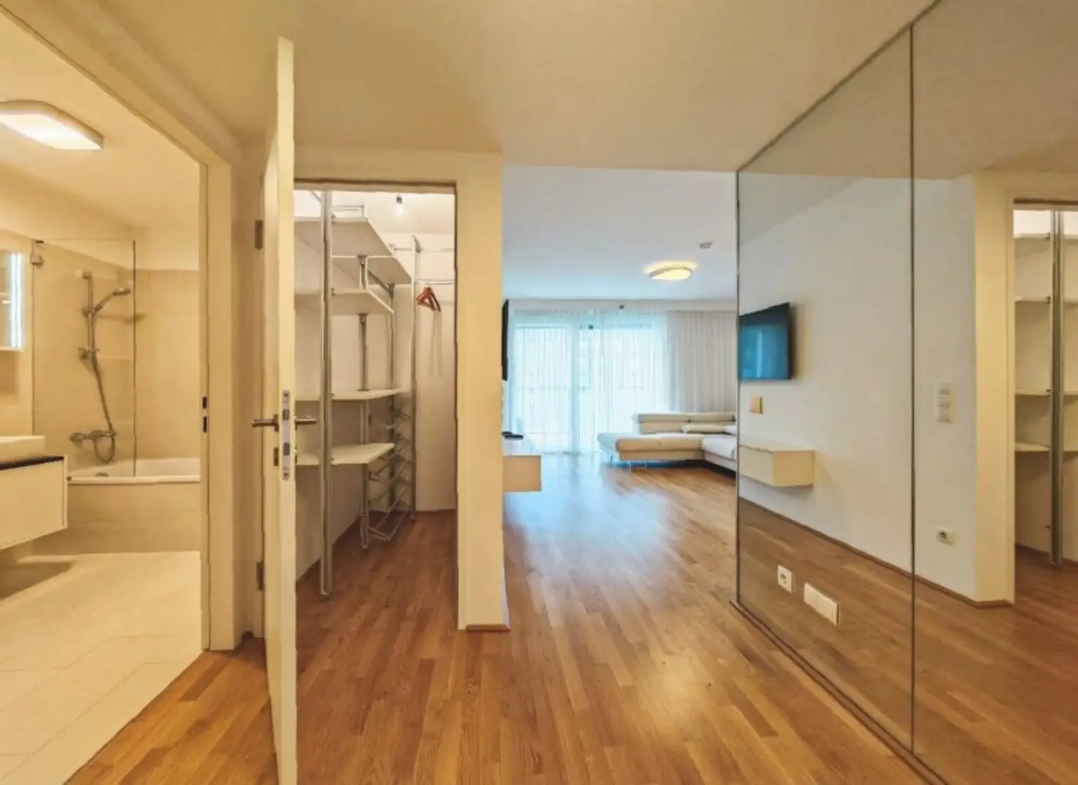 Möblierte 2-Zimmer-Wohnung im 10. Liftstock