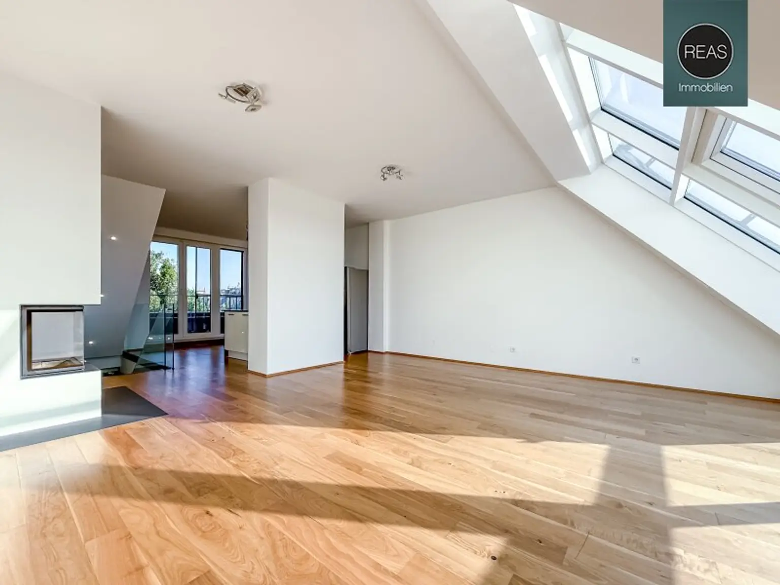 Provisionsfrei: Klimatisierte Dachgeschoss Maisonette mit 2 Terrassen und Kamin nahe Uno City!