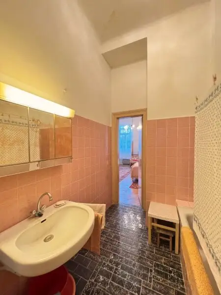 ++NEU++ Wohnungspaket! Seltene Gelegenheit: ZWEI nebeneinanderliegende Stilaltbauwohnungen nahe Park – unbefristet vermietet!  Prächtige Liegenschaft beim Ebner-Eschenbach-Park!