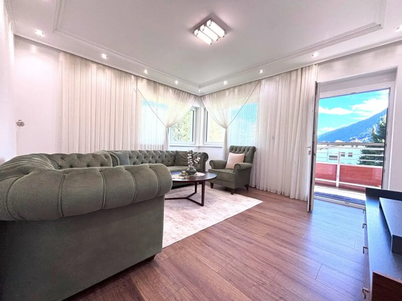 Schlitters: Kernsanierte Dachgeschosswohnung mit Südbalkon, Garten und traumhafter Aussicht