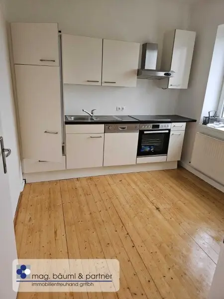 3 geräumige Zimmer, Küche mit Essplatz, Gartennutzung und PKW Stellplatz