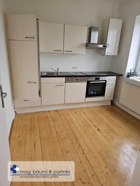 3 geräumige Zimmer, Küche mit Essplatz, Gartennutzung und PKW Stellplatz