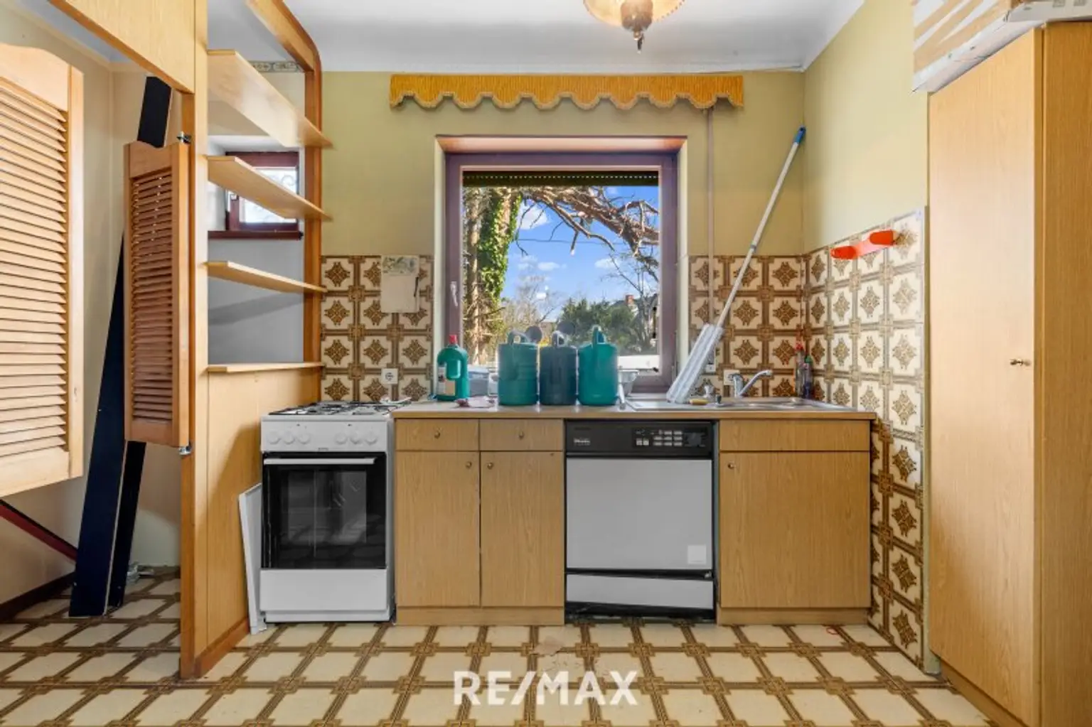 Renovierungsbedürftiges Einfamilienhaus mit Garten und Garage – Ihr neues Zuhause in Toplage