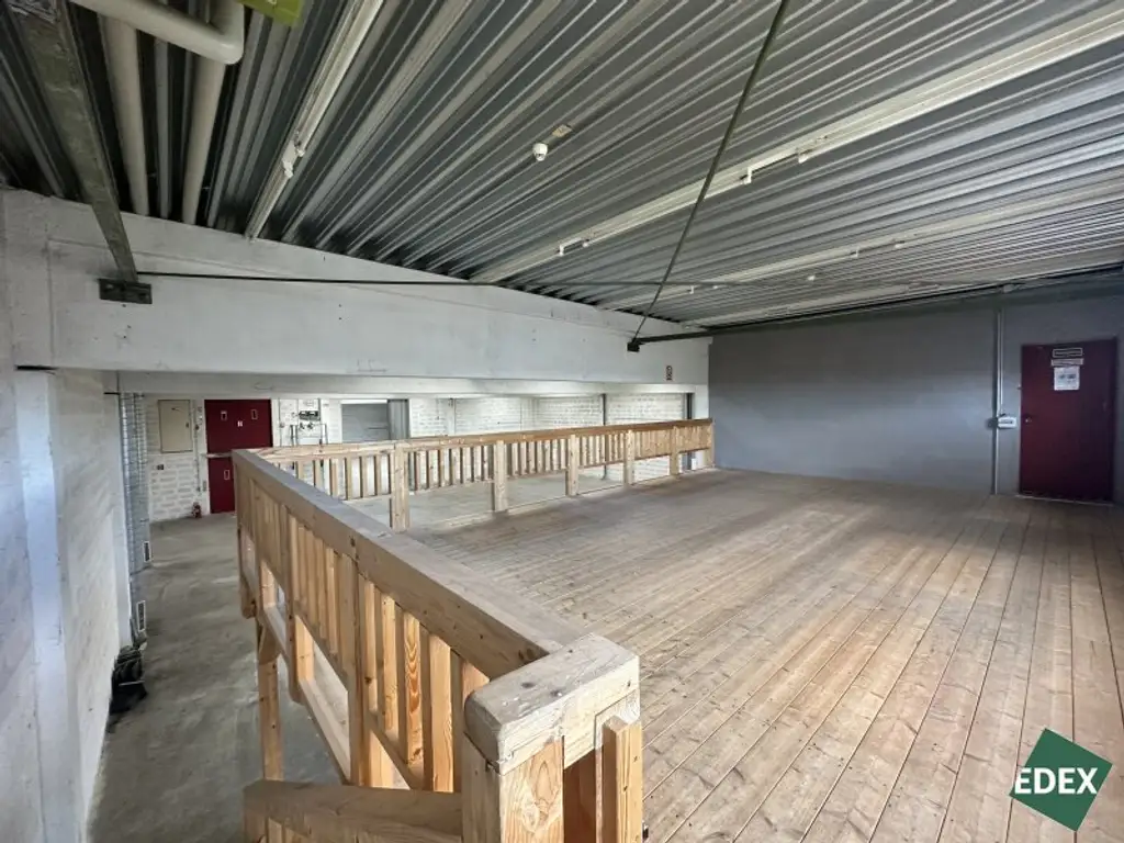 Großzügige Lagerhalle samt Büro