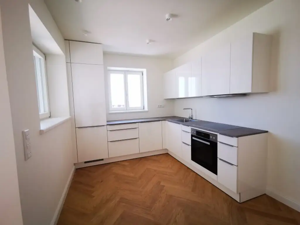 URANIA: 3 Zimmer mit hofseitiger Terrasse in Ruhelage: Luxus pur in Citynähe
