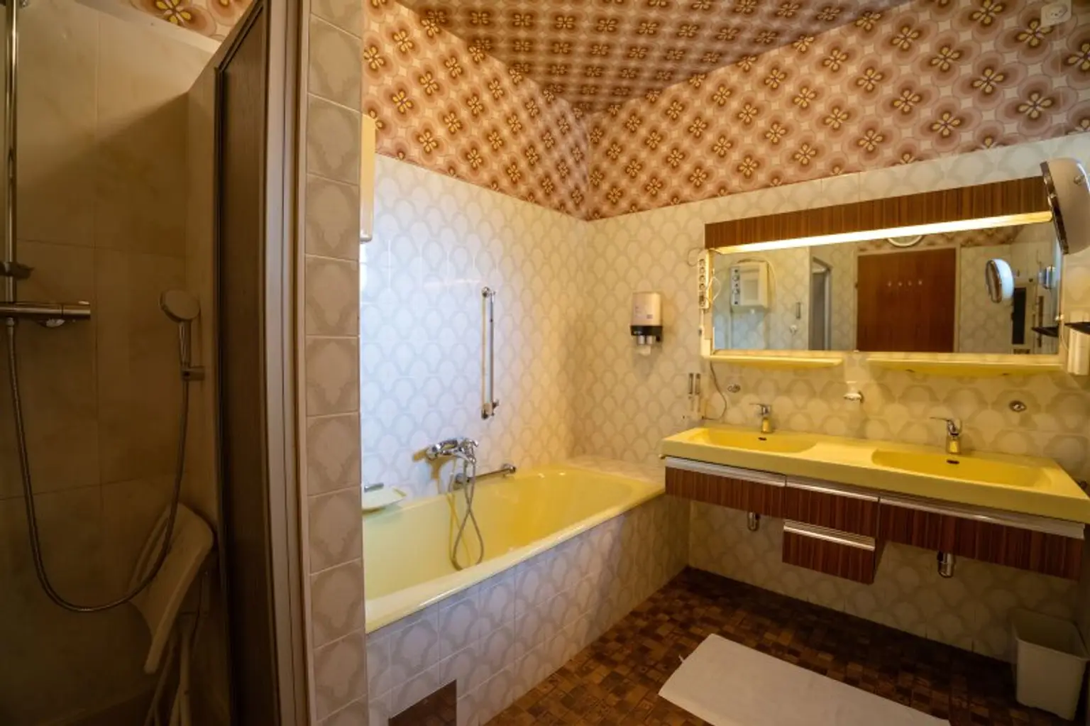 Bad mit Dusche, Wanne und Doppelwaschbecken