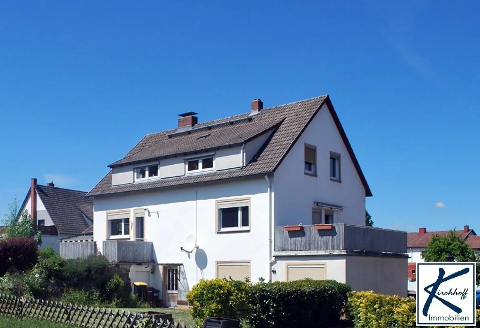 Attraktives Wohnhaus mit 3 Wohneinheiten, Garten und Stellplätzen – Ideal für Familien und Kapitalanleger