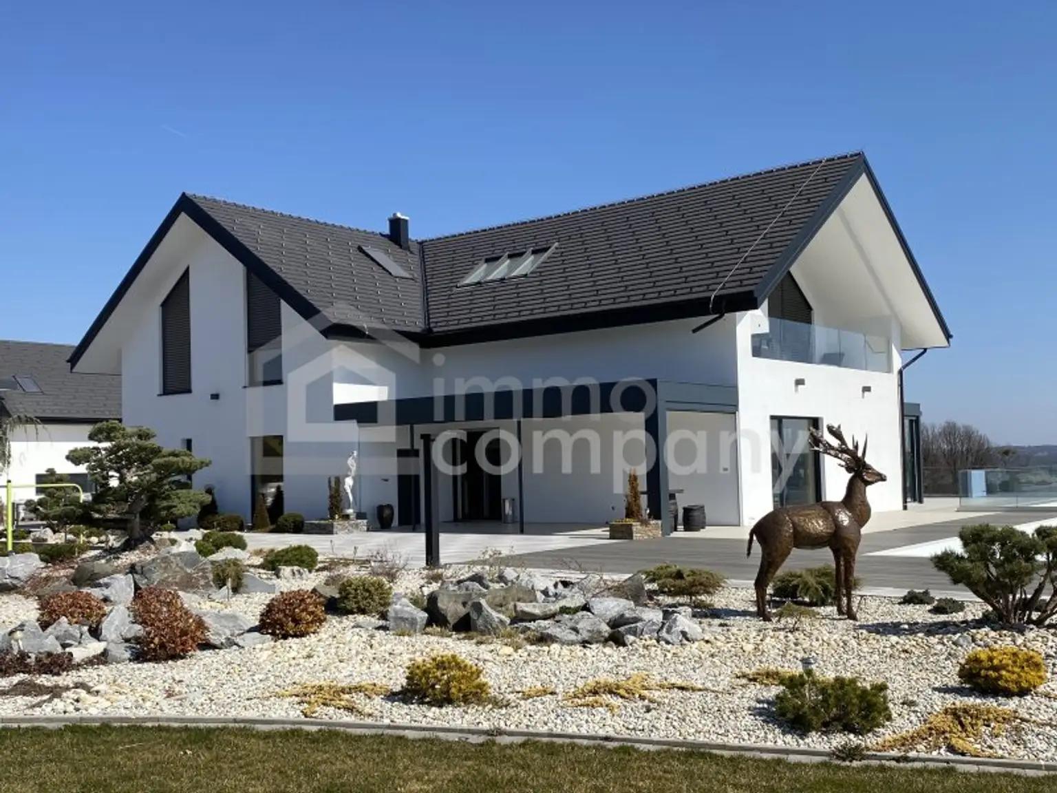 Haupthaus Südost Ansicht mit Steingarten