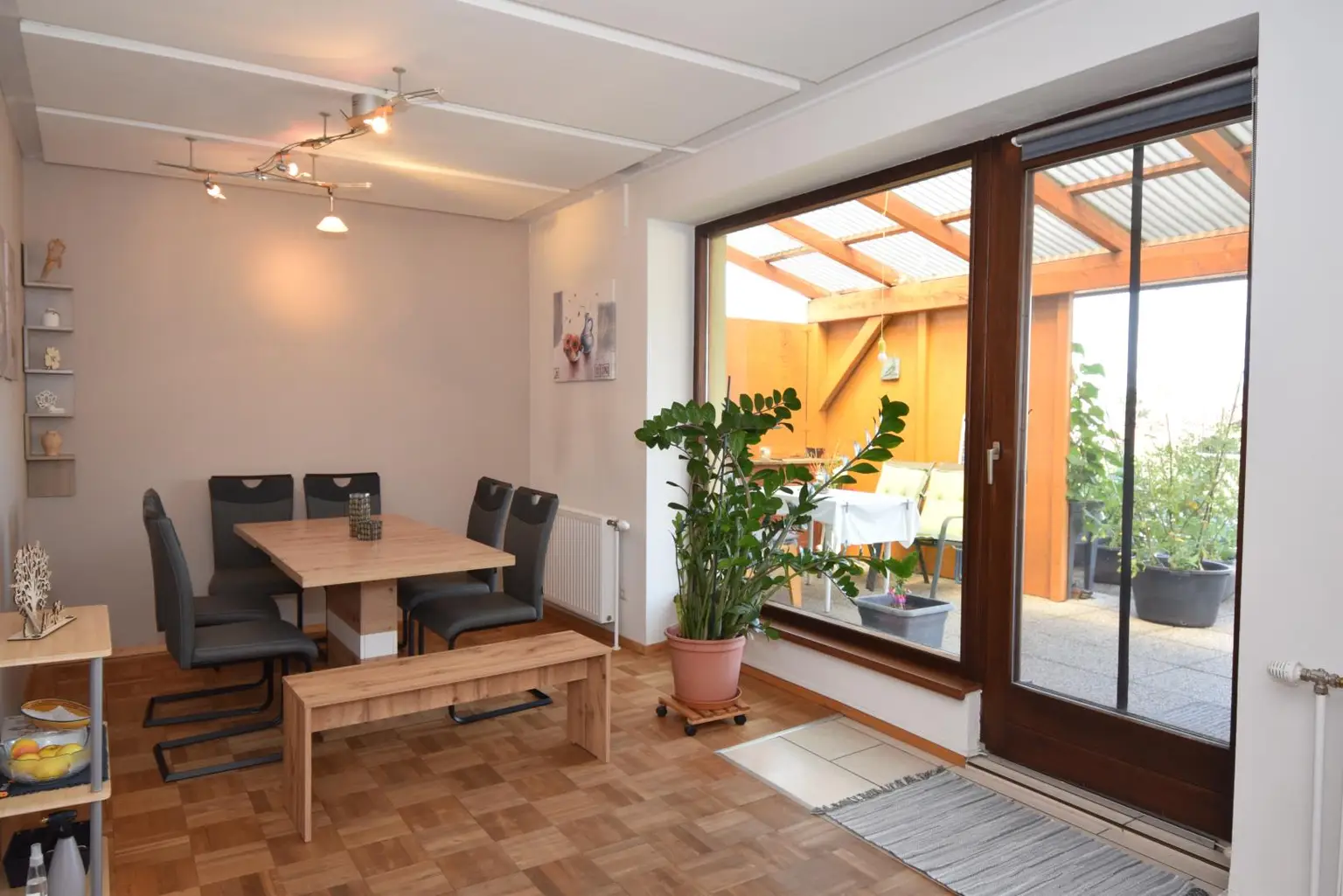 Essbereich mit Zugang Terrasse Wohnung