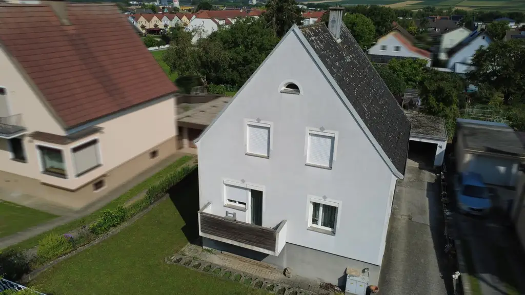 Einfamilienhaus mit Pool und großem Garten in verkehrsgünstiger Lage