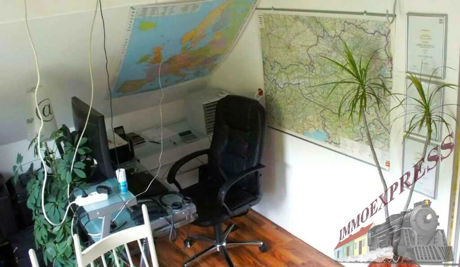 Ein-/ Zweifamilienhaus mit viel Potential - 3 Garagen - 1.368 m² - getrennte Eingänge