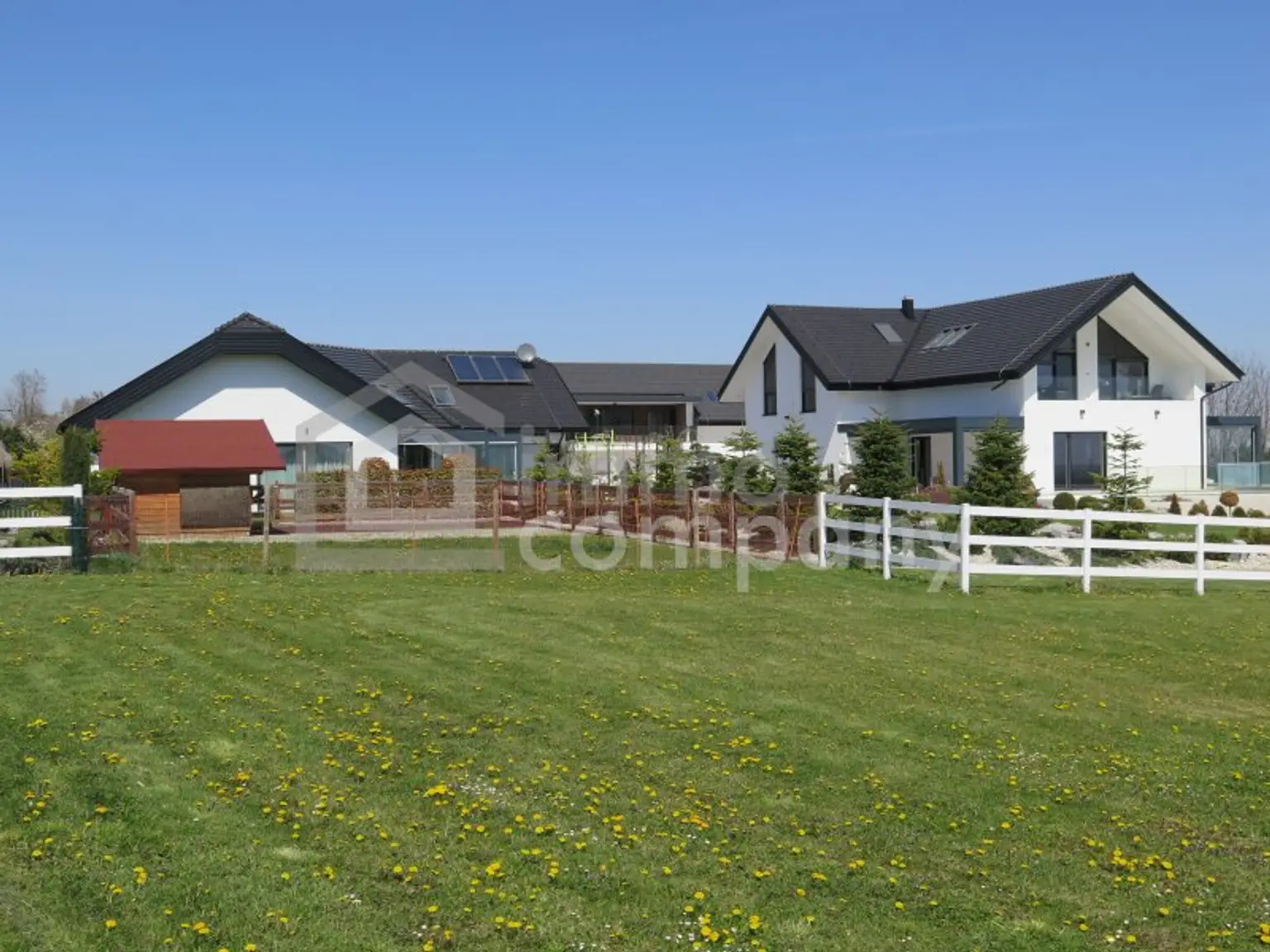 Bungalow mit Haupthaus