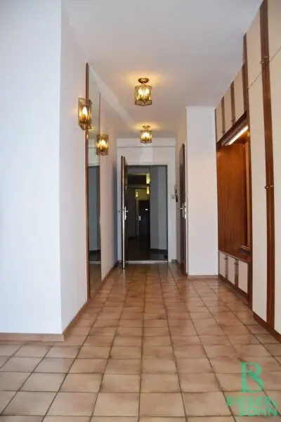 Eleganter "Retro-Style" - Großzügige, sonnige, ruhige Wohnung mit Süd-Loggia! 2 Garagenplätze!