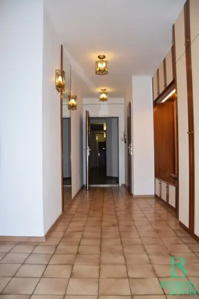 Eleganter "Retro-Style" - Großzügige, sonnige, ruhige Wohnung mit Süd-Loggia! 2 Garagenplätze!