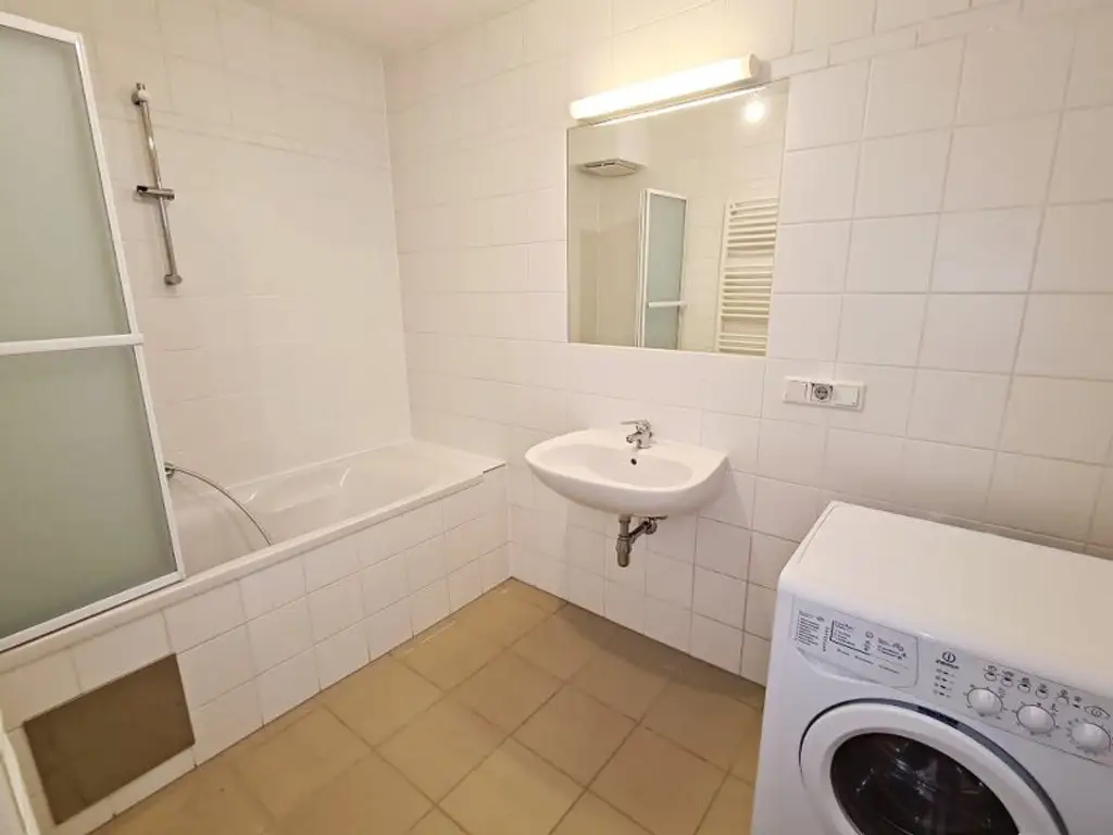 TERRASSENHIT, 61 m2 Dachgeschoß mit 48 m2 Terrasse, Wohnküche, 1 Zimmer, Wannenbad, Parketten, Fernblick, Holbeingasse