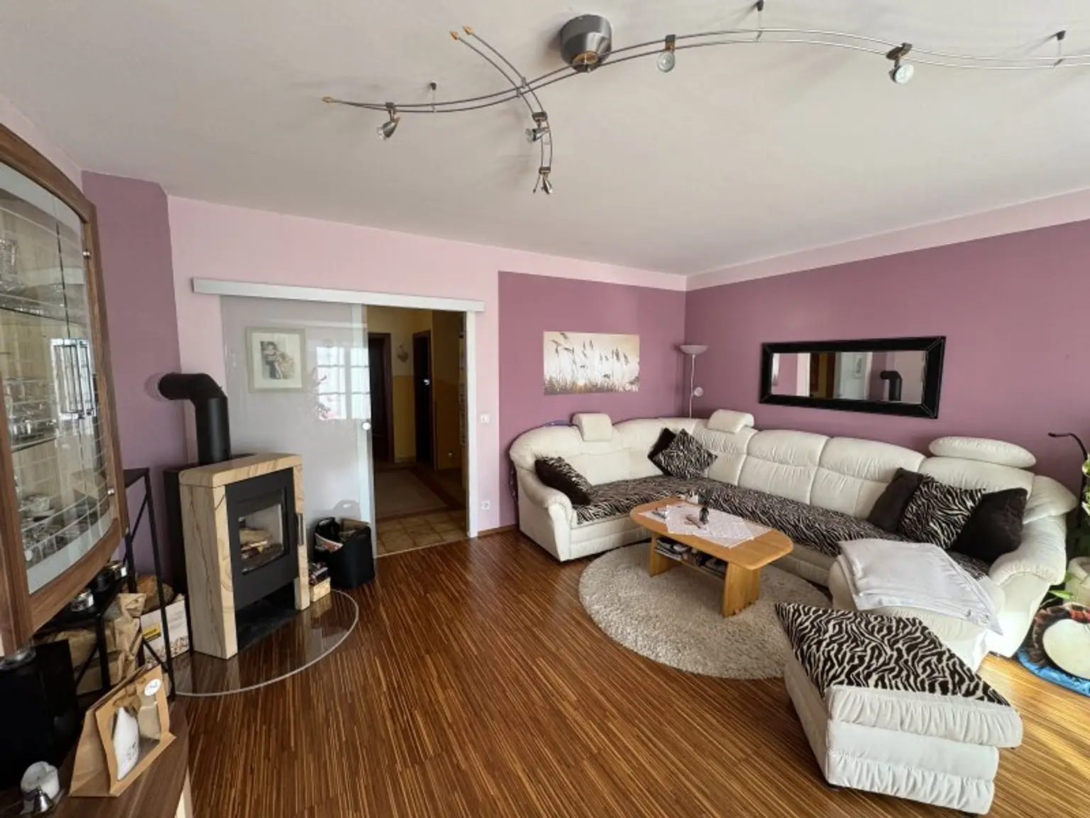 Geräumiges Reihenhaus mit vielseitig nutzbaren Praxisräumen im Untergeschoss