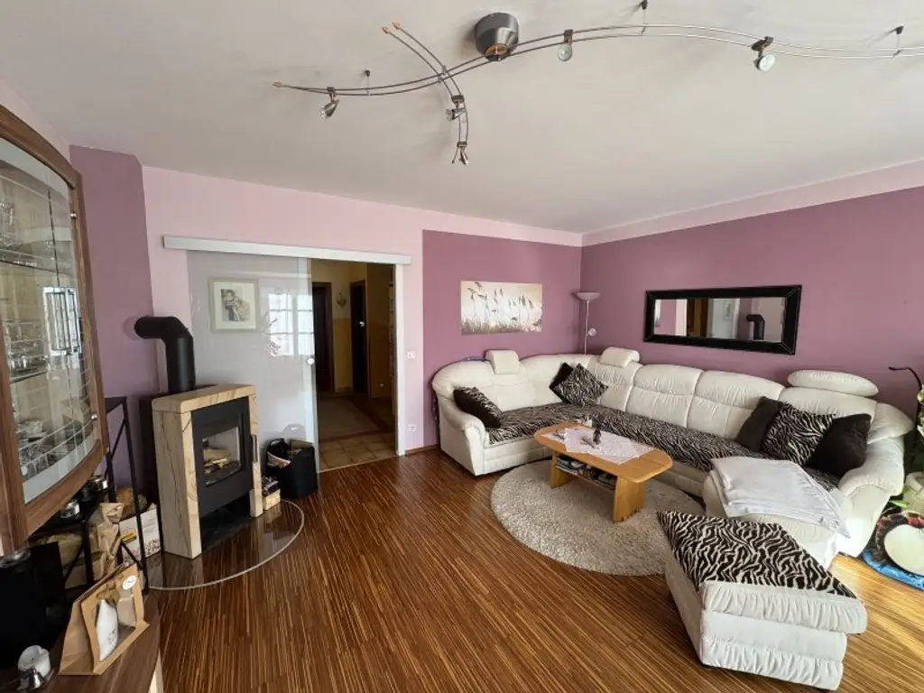 Geräumiges Reihenhaus mit vielseitig nutzbaren Praxisräumen im Untergeschoss