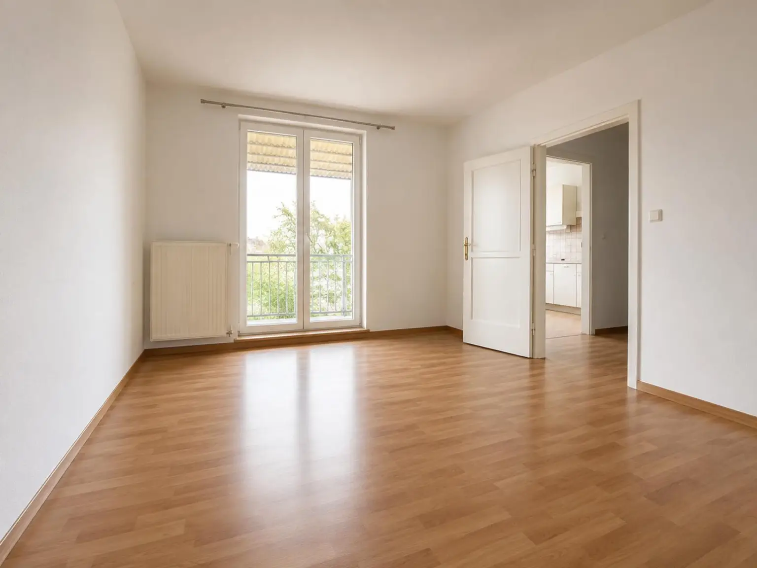 Wohnzimmer mit Blick zum Balkon
