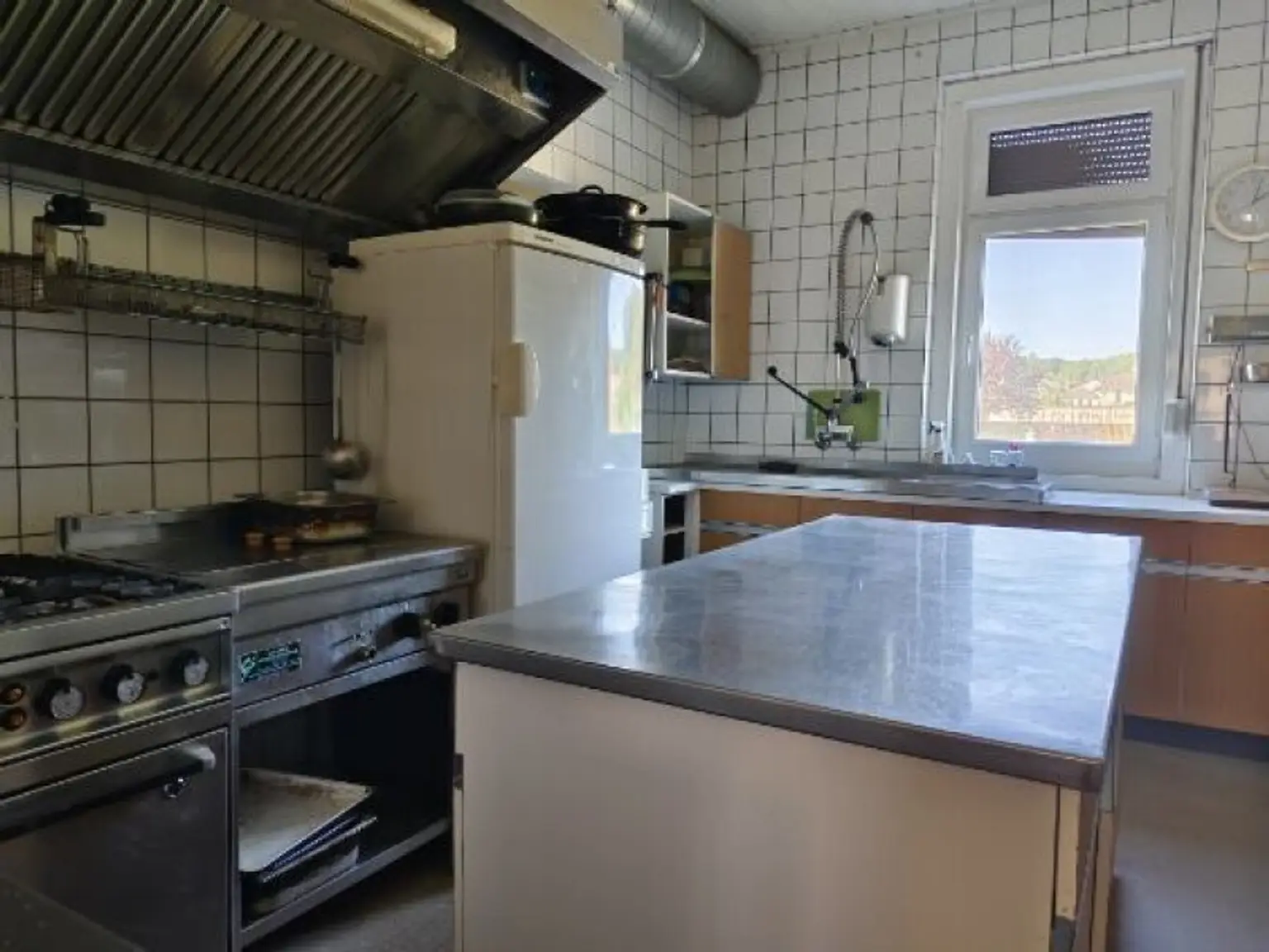 Modernes Wohnhaus  mit angrenzender Café-Bar und 2200m2 Grundstück