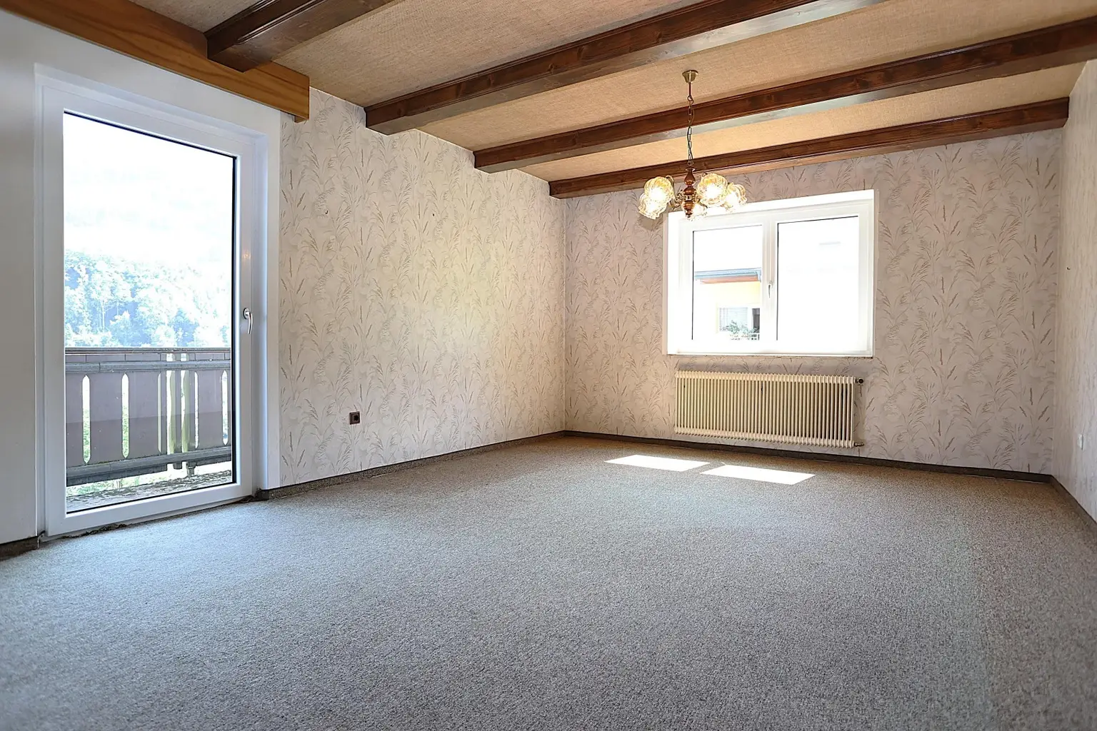 Wohnzimmer mit Balkon